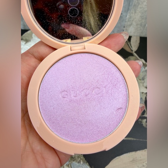Gucci Glow Highlighter Pressed Powder in Frosted Lilac. - Picture 5 of 12